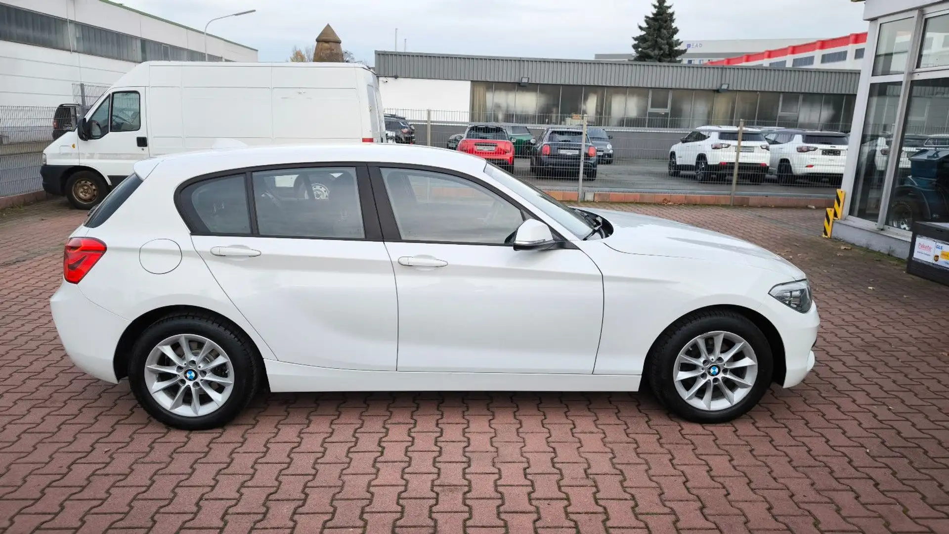 BMW 118 i Limousine 5-trg. Automatik Navi Weiß - 2