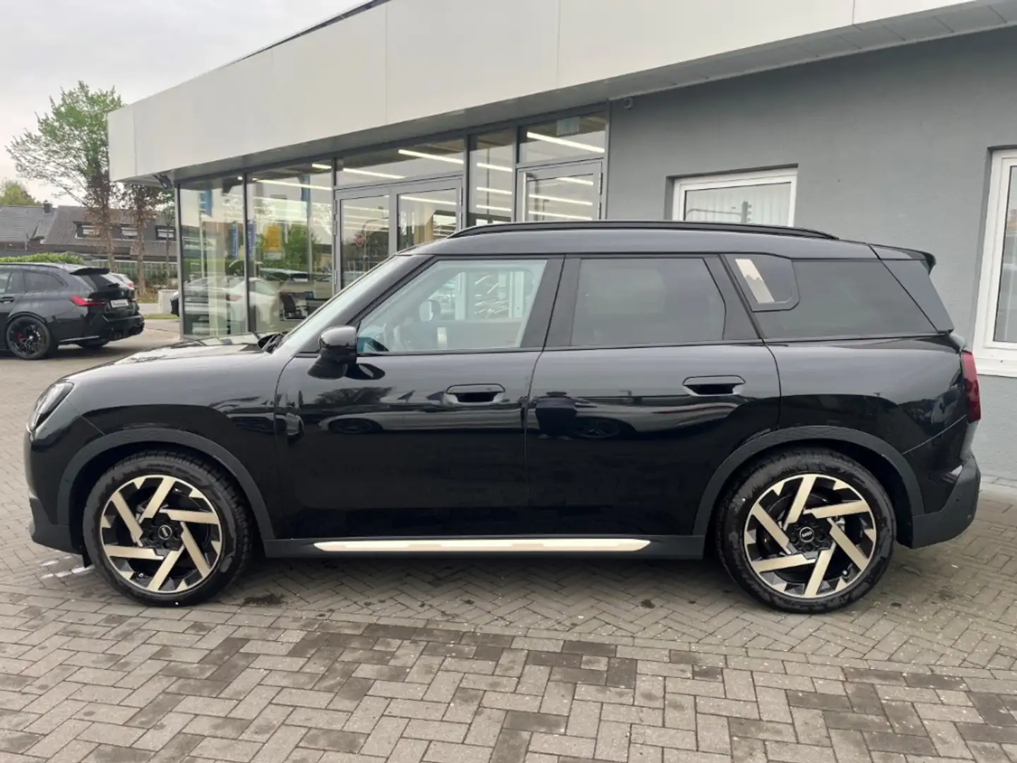 MINI Cooper SE Countryman Favoured Trim Paket L Pano HUD DAB Harman/Kardon Schwarz - 2