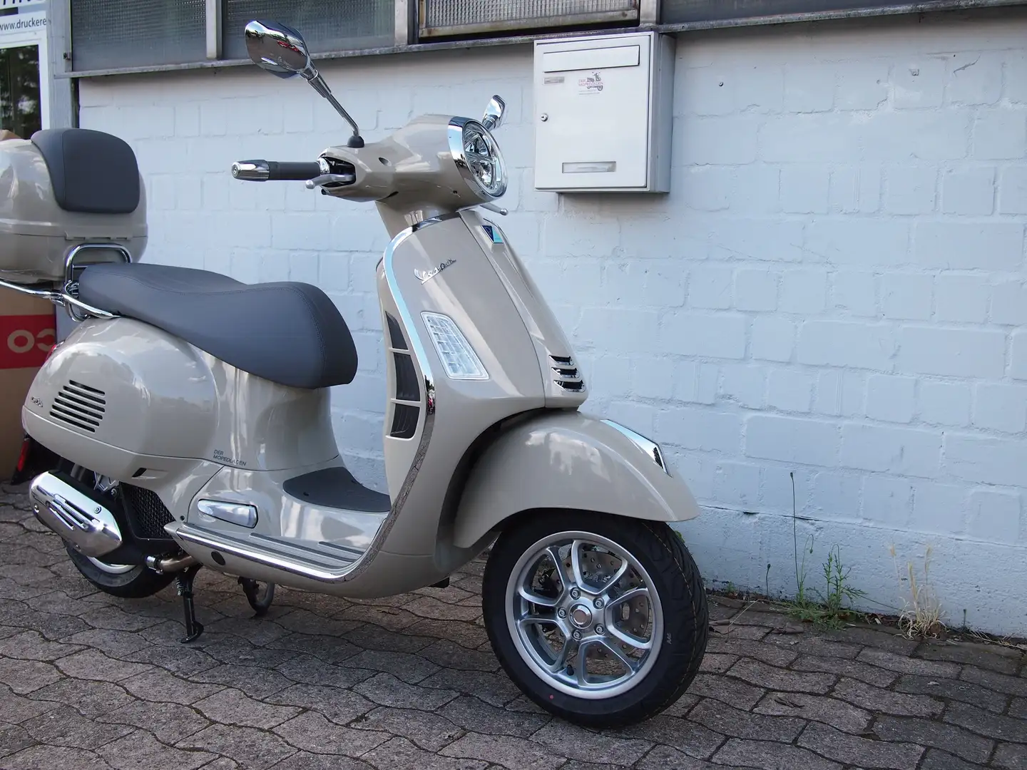 Vespa GTS 310 Zwart - 2