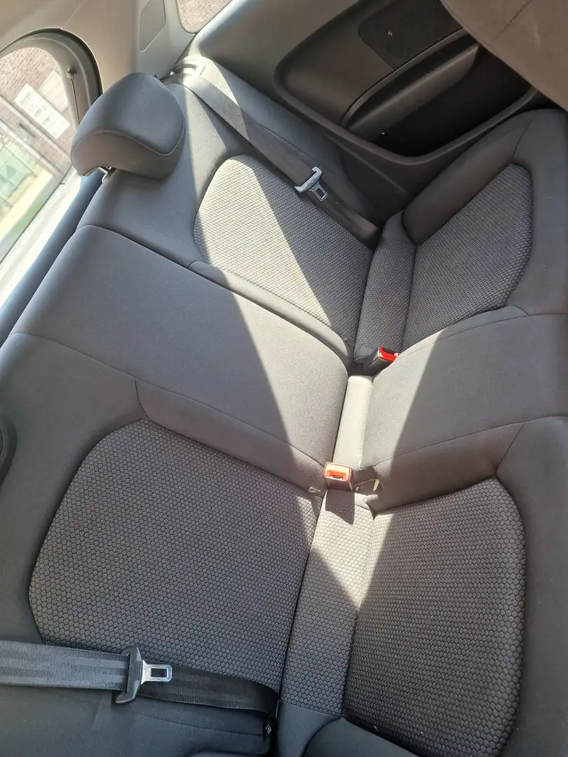 Audi A1 1.6 TDi Ambition S line tronic Paars - 1