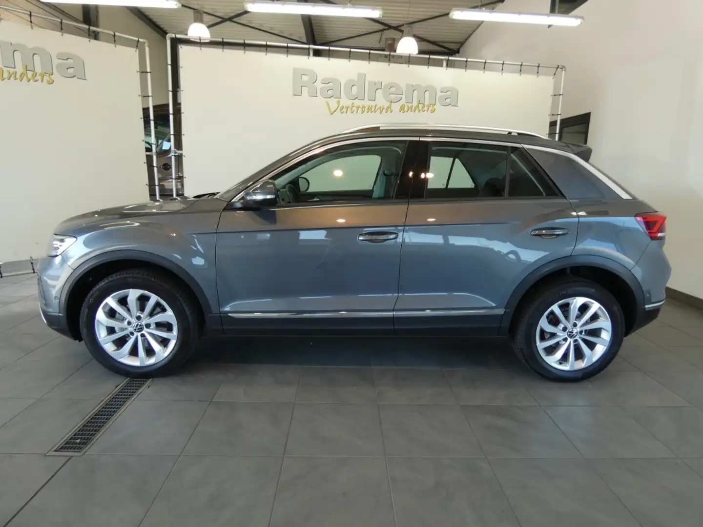 Volkswagen T-Roc 1.5 Tfsi 150 PK Aut, Panodak, Navi etc Grijs - 2