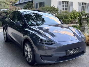RWD • 11.000 KM • Premium • Pano • Autopilot