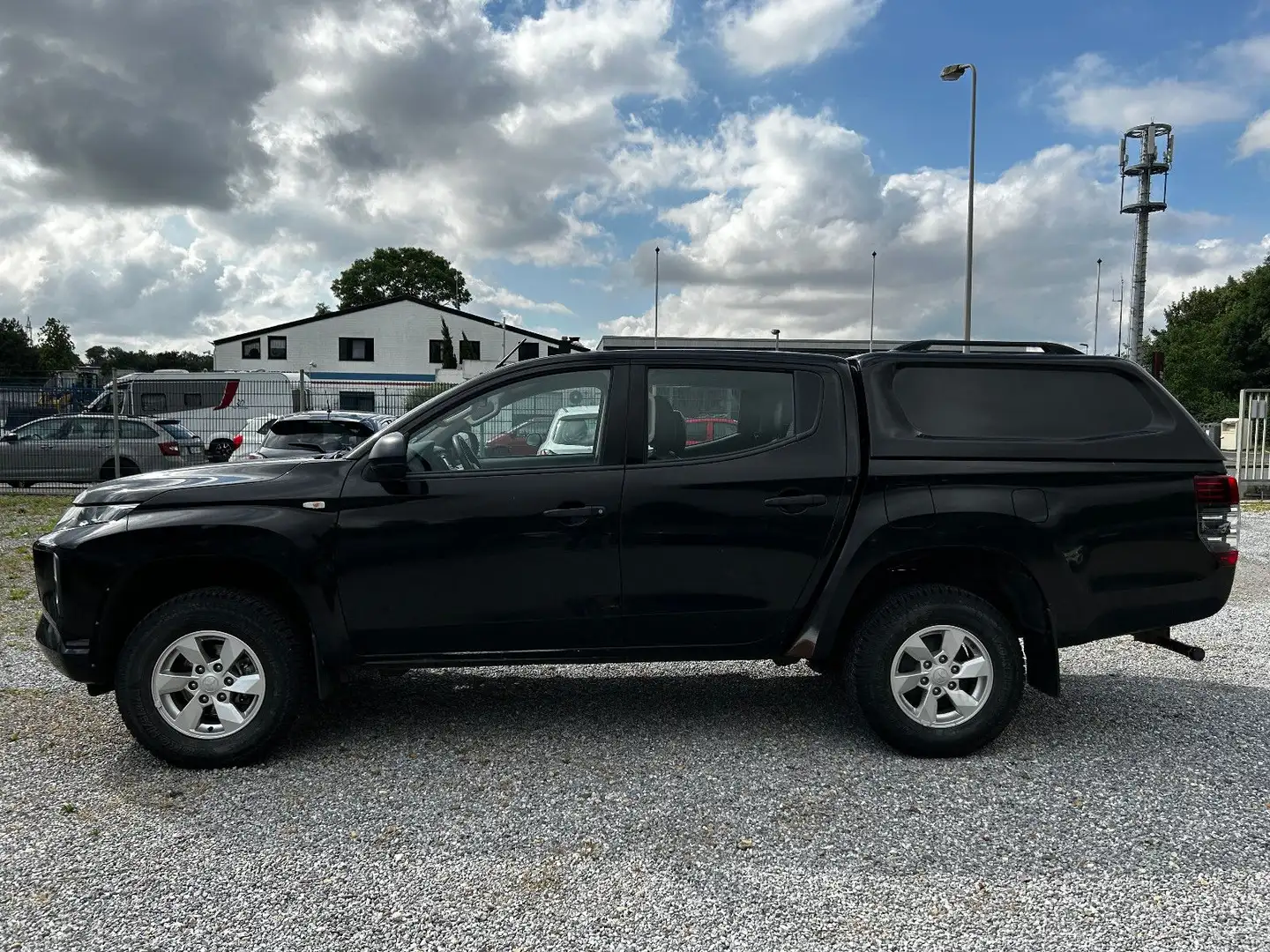 Mitsubishi L200 Basis Doppelkabine 4WD Schwarz - 2