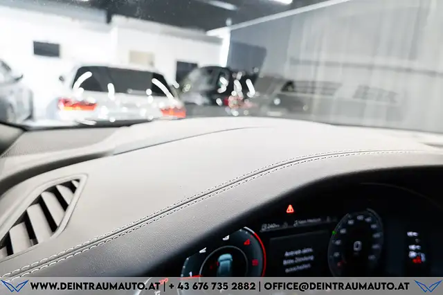 Audi Q8 view 27
