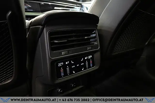 Audi Q8 view 16