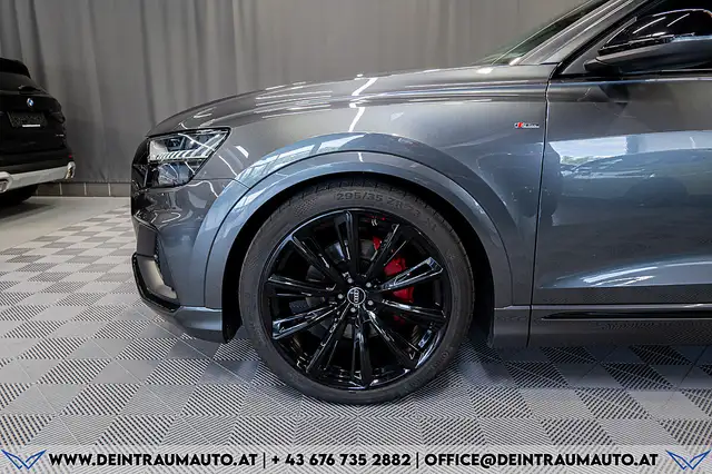 Audi Q8 view 9