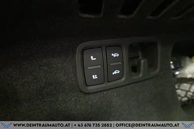 Audi Q8 view 13