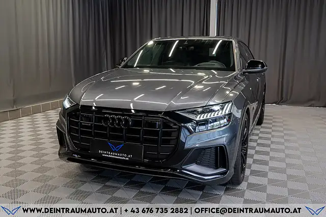 Audi Q8 view 3