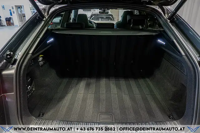 Audi Q8 view 14