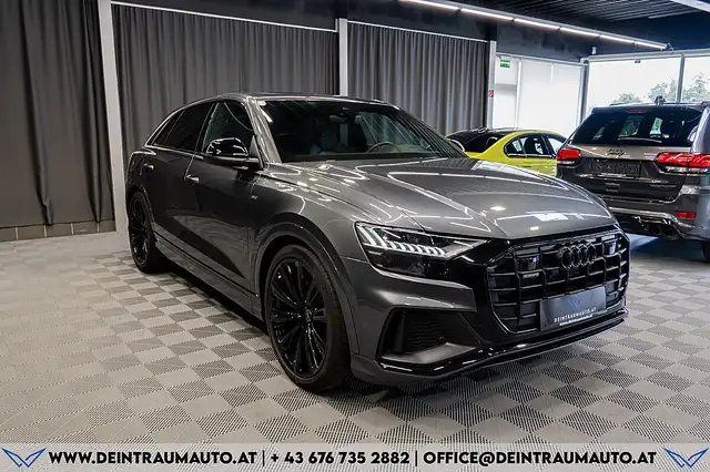Audi Q8 view 4