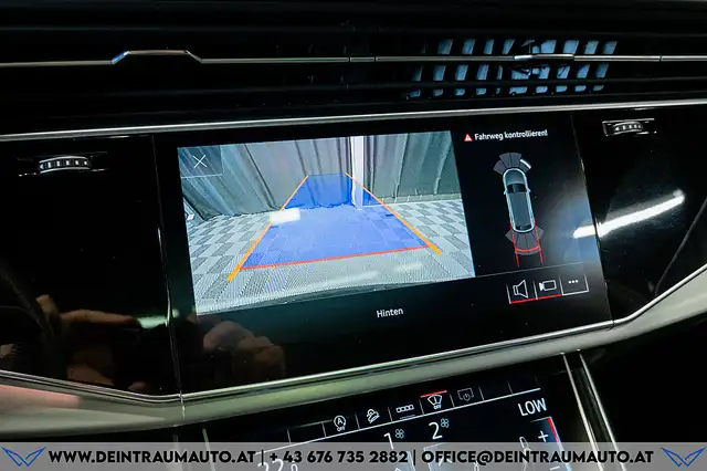 Audi Q8 view 30