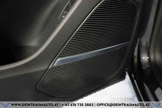 Audi Q8 view 25
