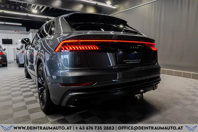 Audi Q8 view 8