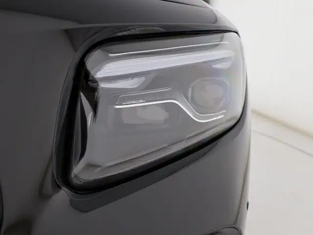 Mercedes-Benz GLB view 8
