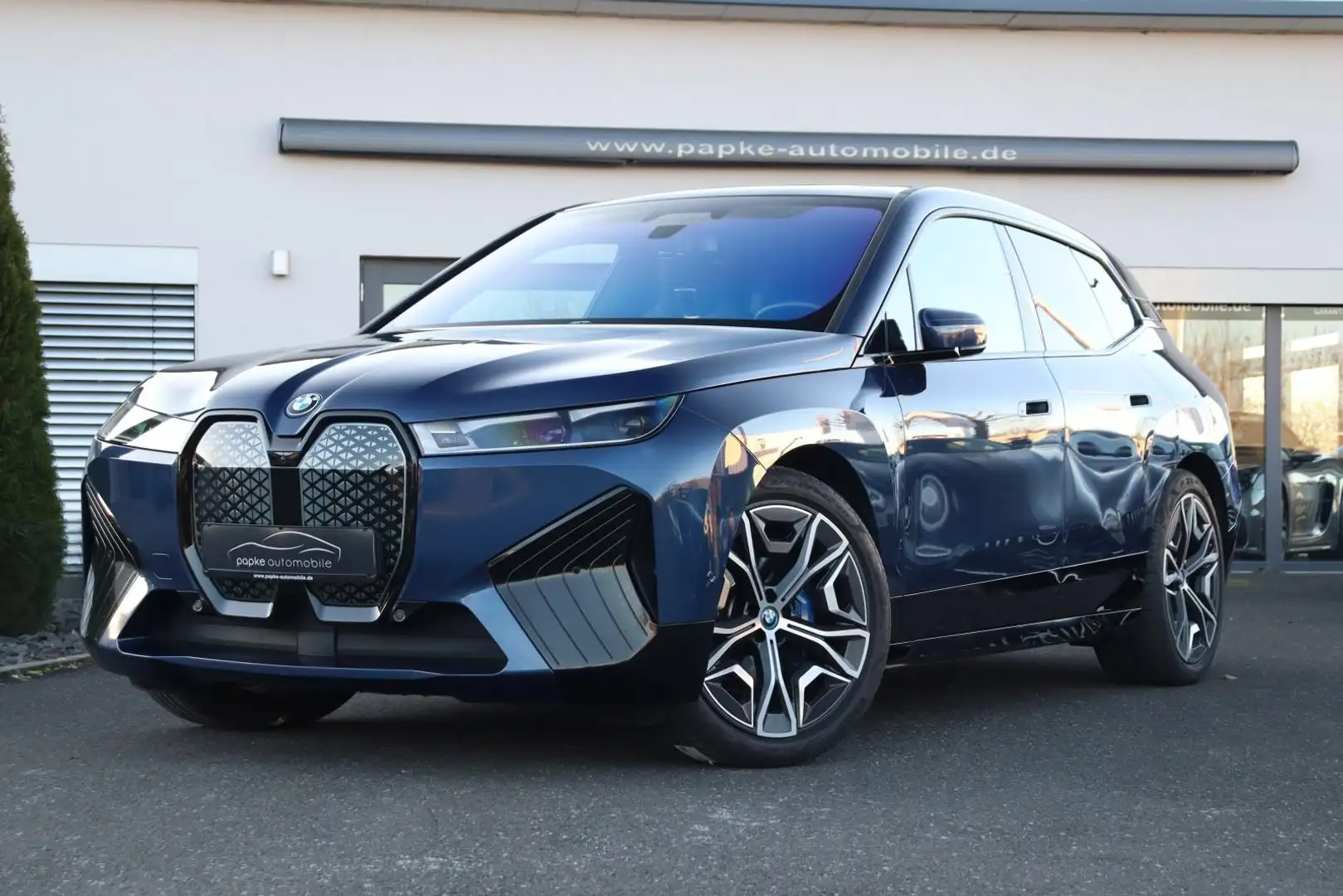 BMW iX xDrive 50 Sportpaket +AHK+SKY LOUNGE+HEAD-UP+ Bleu - 2