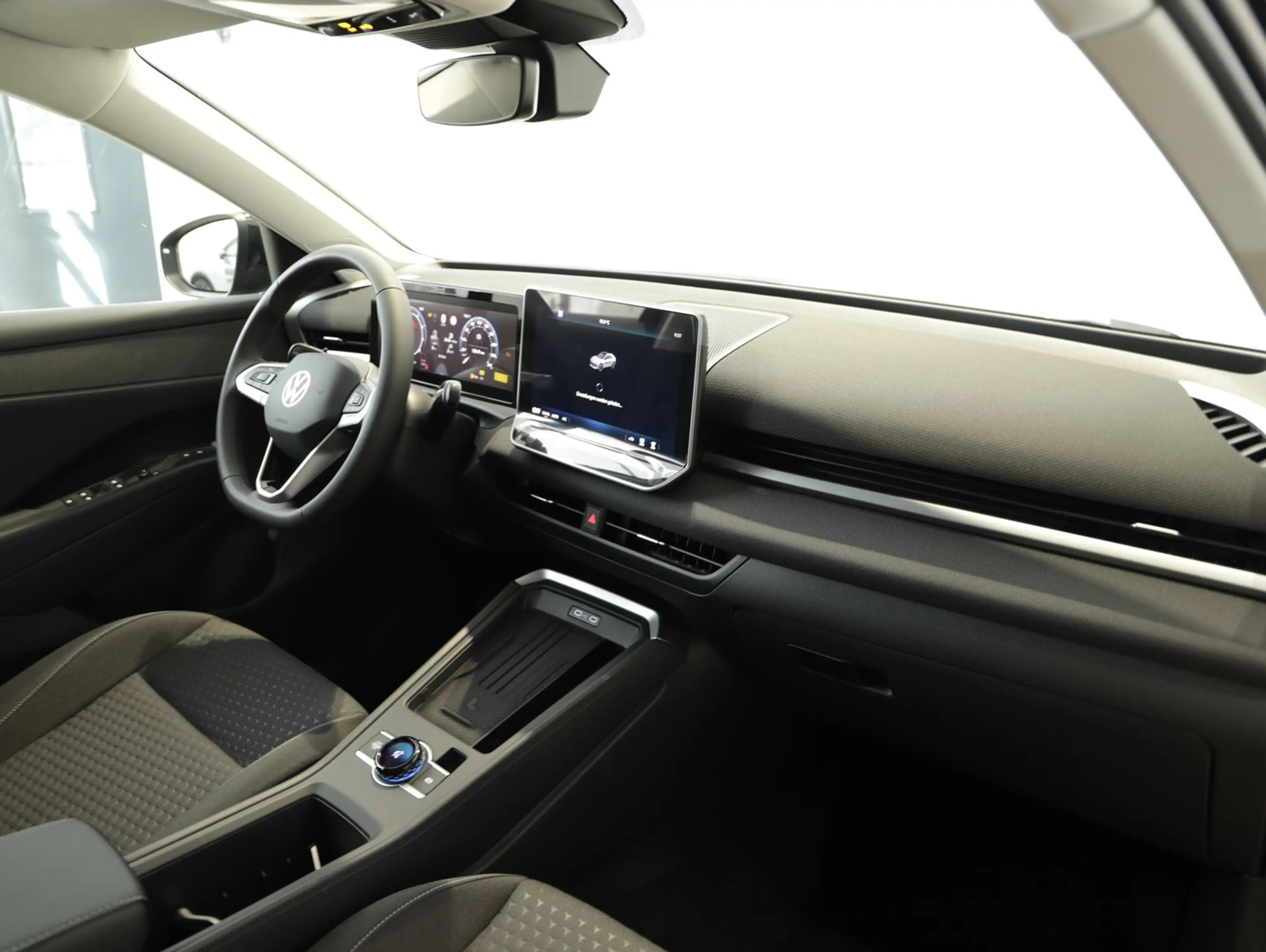 Volkswagen T-Roc 4Me eTSI DSG — photo 6