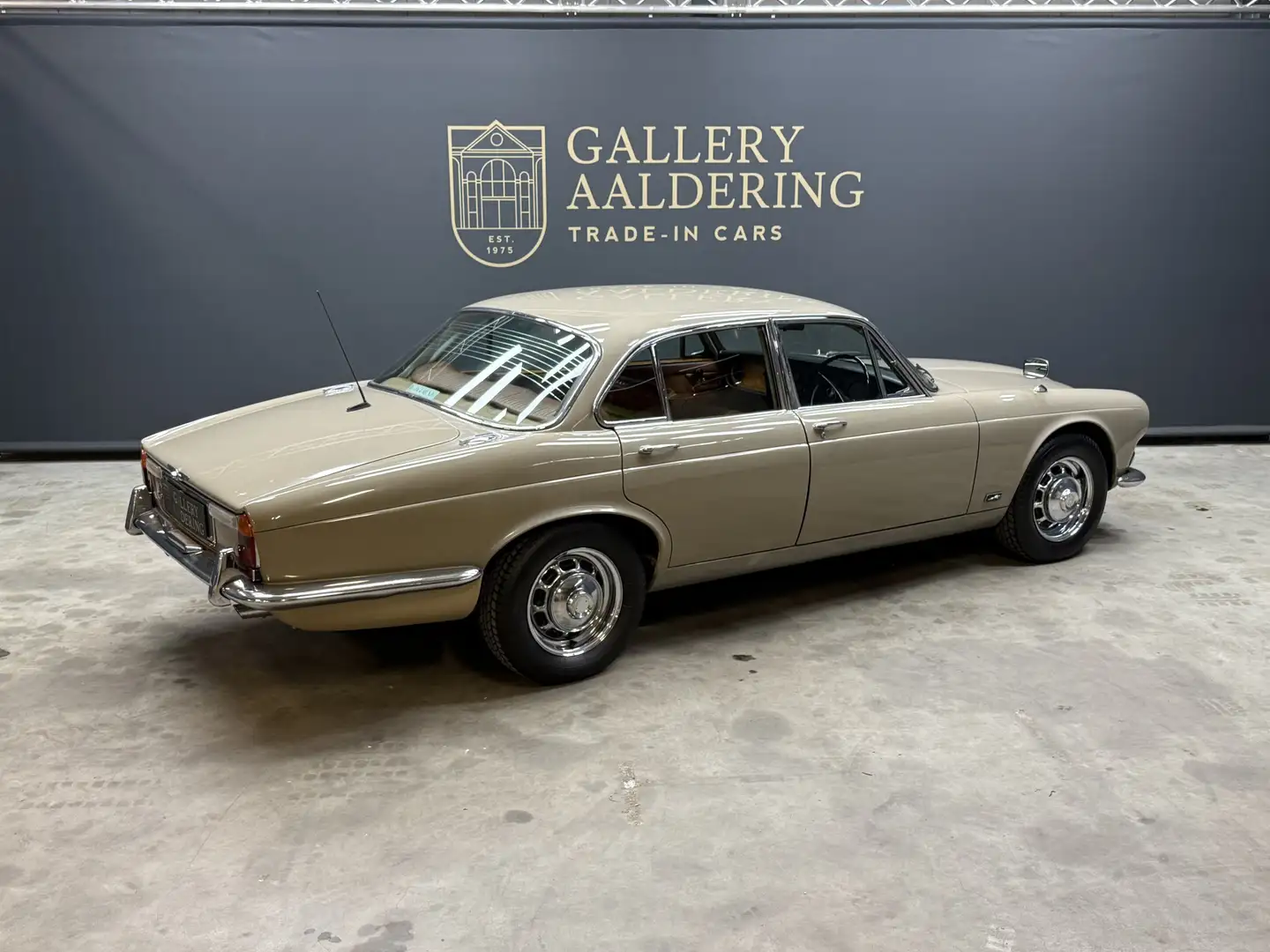 Jaguar XJ6 4.2 Series 1 "Ascot Fawn with dark Buckskin" "Asco Braun - 2