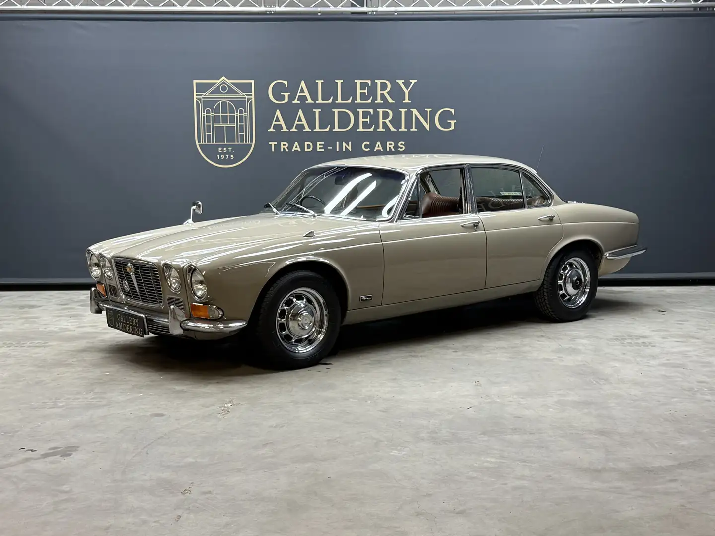 Jaguar XJ6 4.2 Series 1 "Ascot Fawn with dark Buckskin" "Asco Braun - 1
