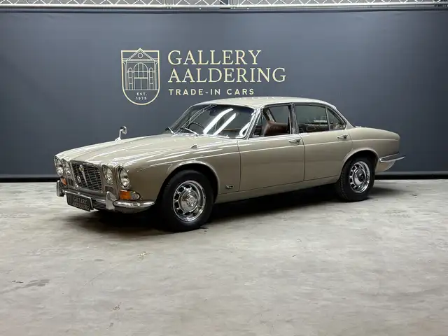 Jaguar XJ6 4.2 Series 2 "Ascot Fawn with dark Buckskin" "Asco
