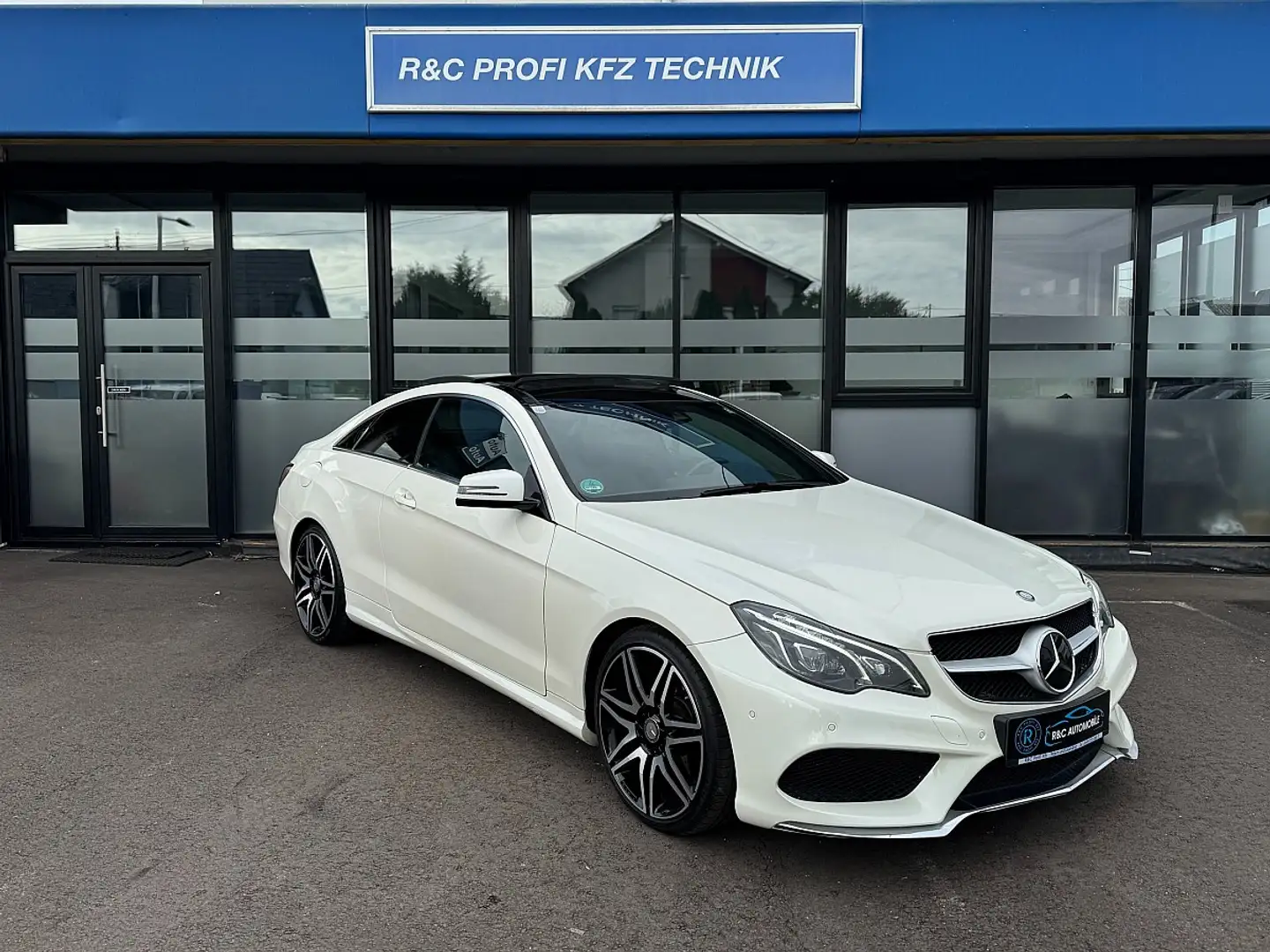 Mercedes-Benz E 350 CDI BlueTEC Coupe AMG LINE Aut./PANO/ACC/AUTOPI... Weiß - 1