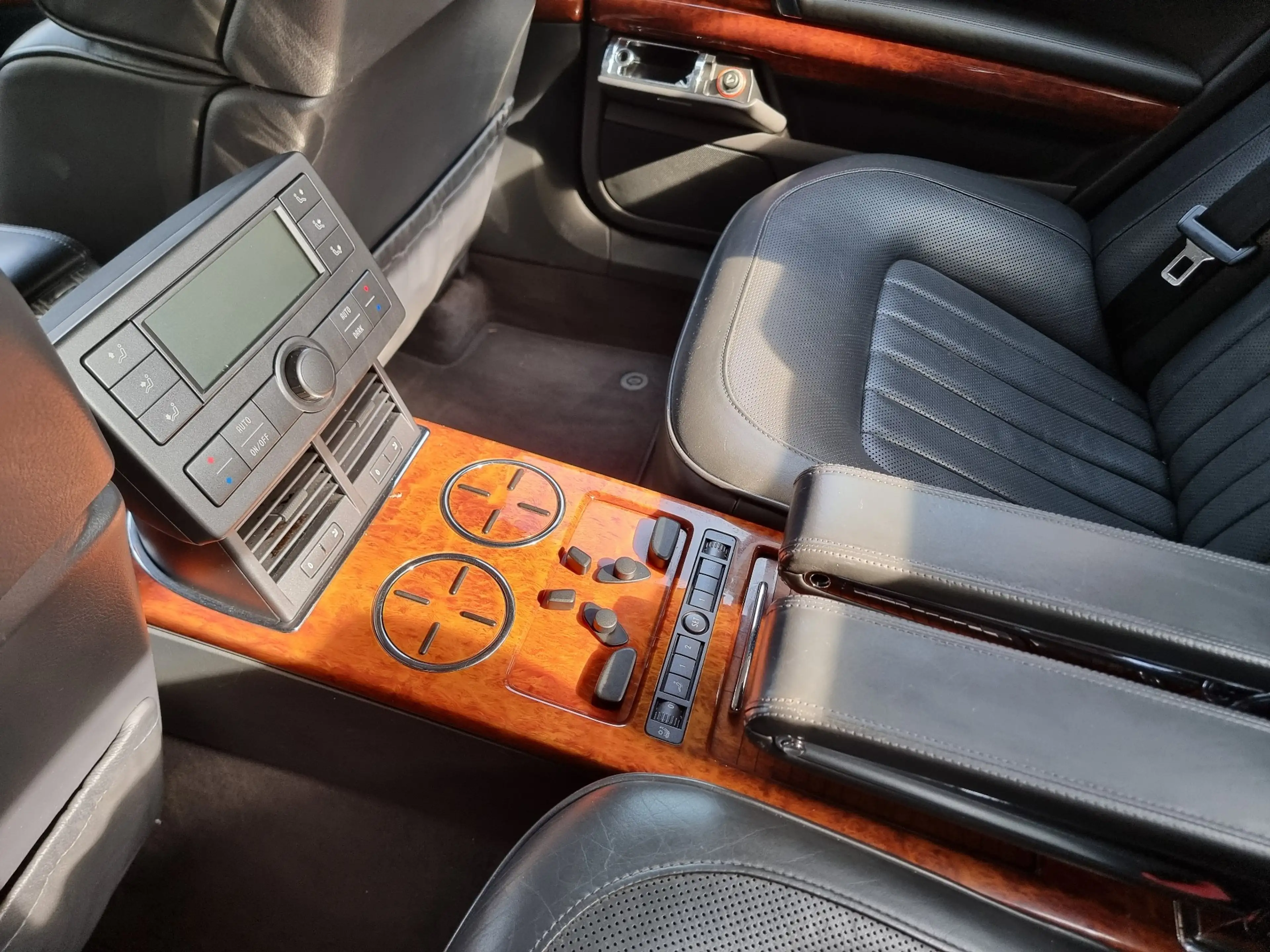 Volkswagen Phaeton 3.2i V6 24v Tiptronic — photo 9