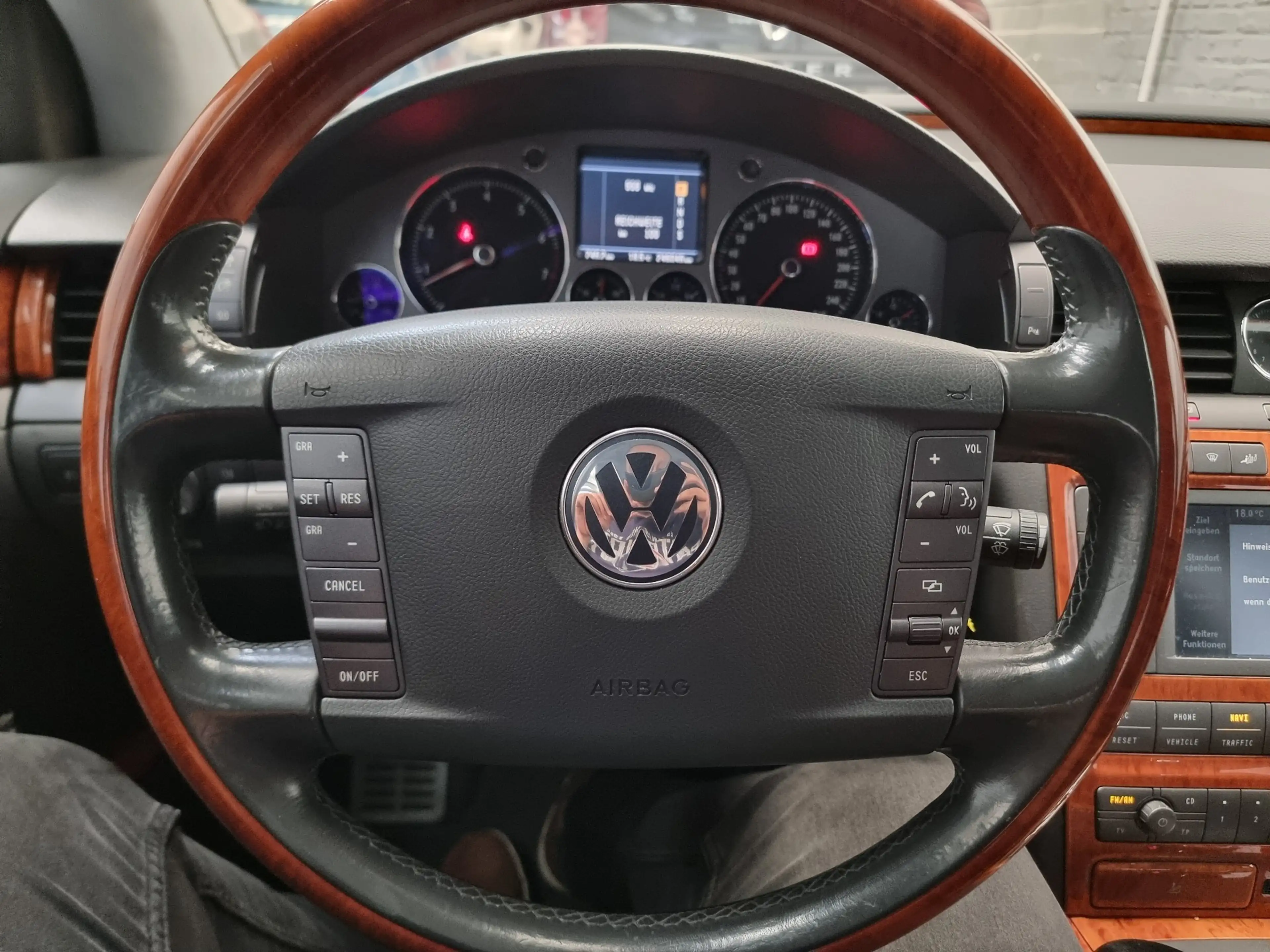 Volkswagen Phaeton 3.2i V6 24v Tiptronic — photo 12