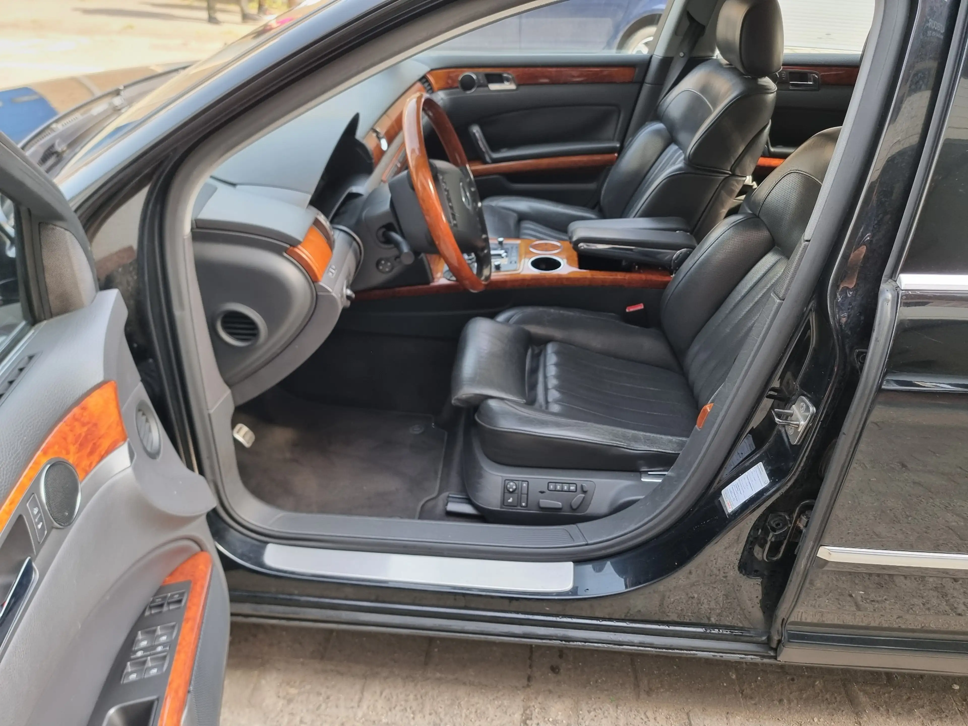 Volkswagen Phaeton 3.2i V6 24v Tiptronic — photo 7