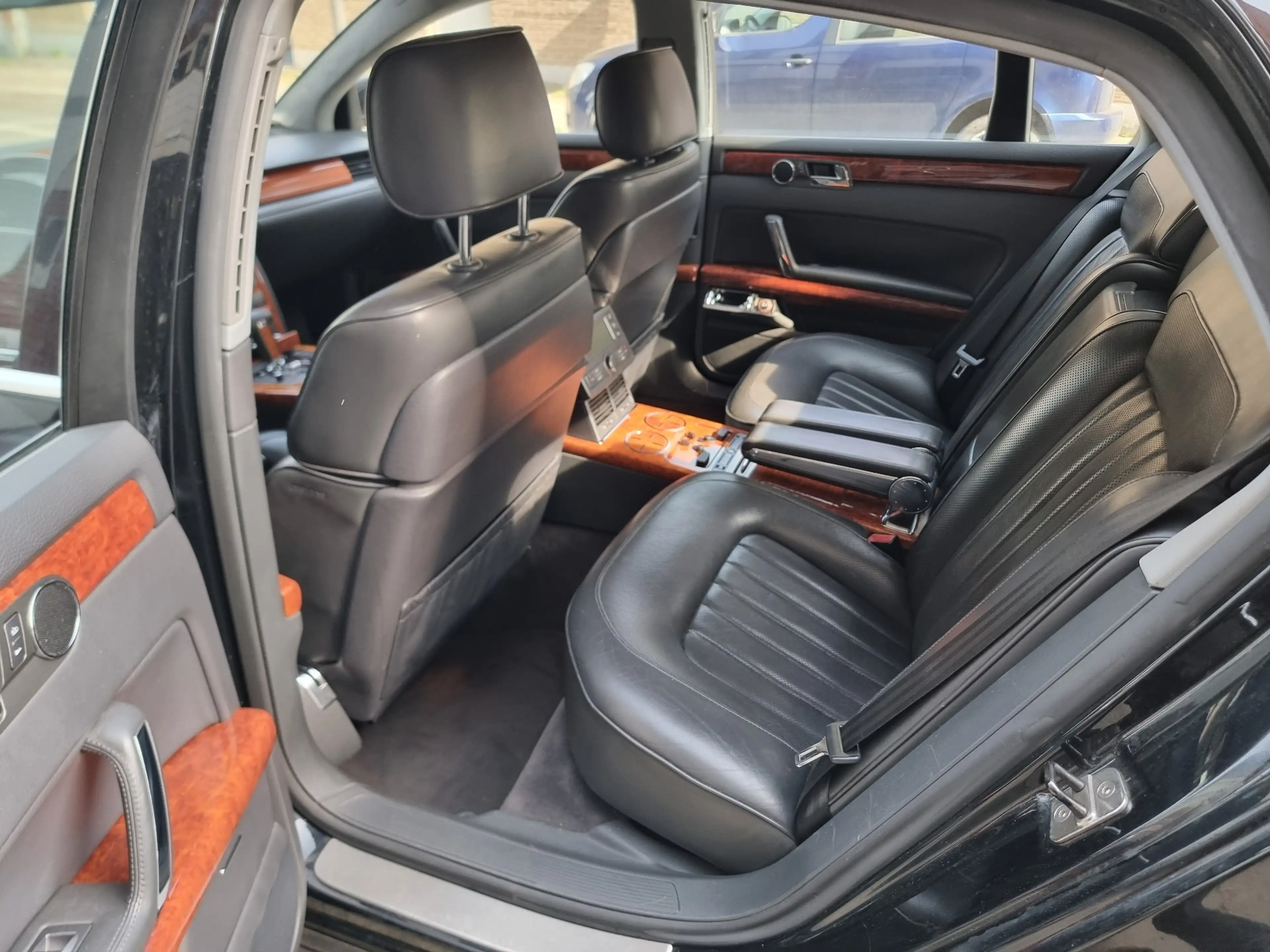 Volkswagen Phaeton 3.2i V6 24v Tiptronic — photo 8