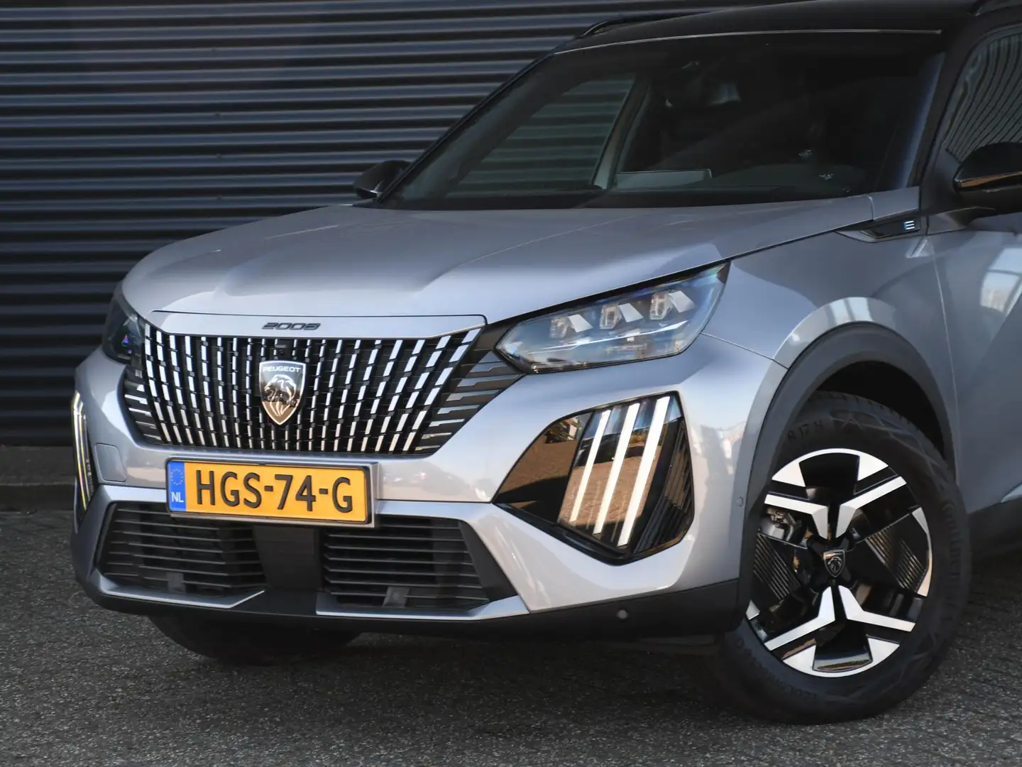 Peugeot e-2008 GT Avantage 54kWh 156pk Automaat MASSAGE | CAMERA Grijs - 2