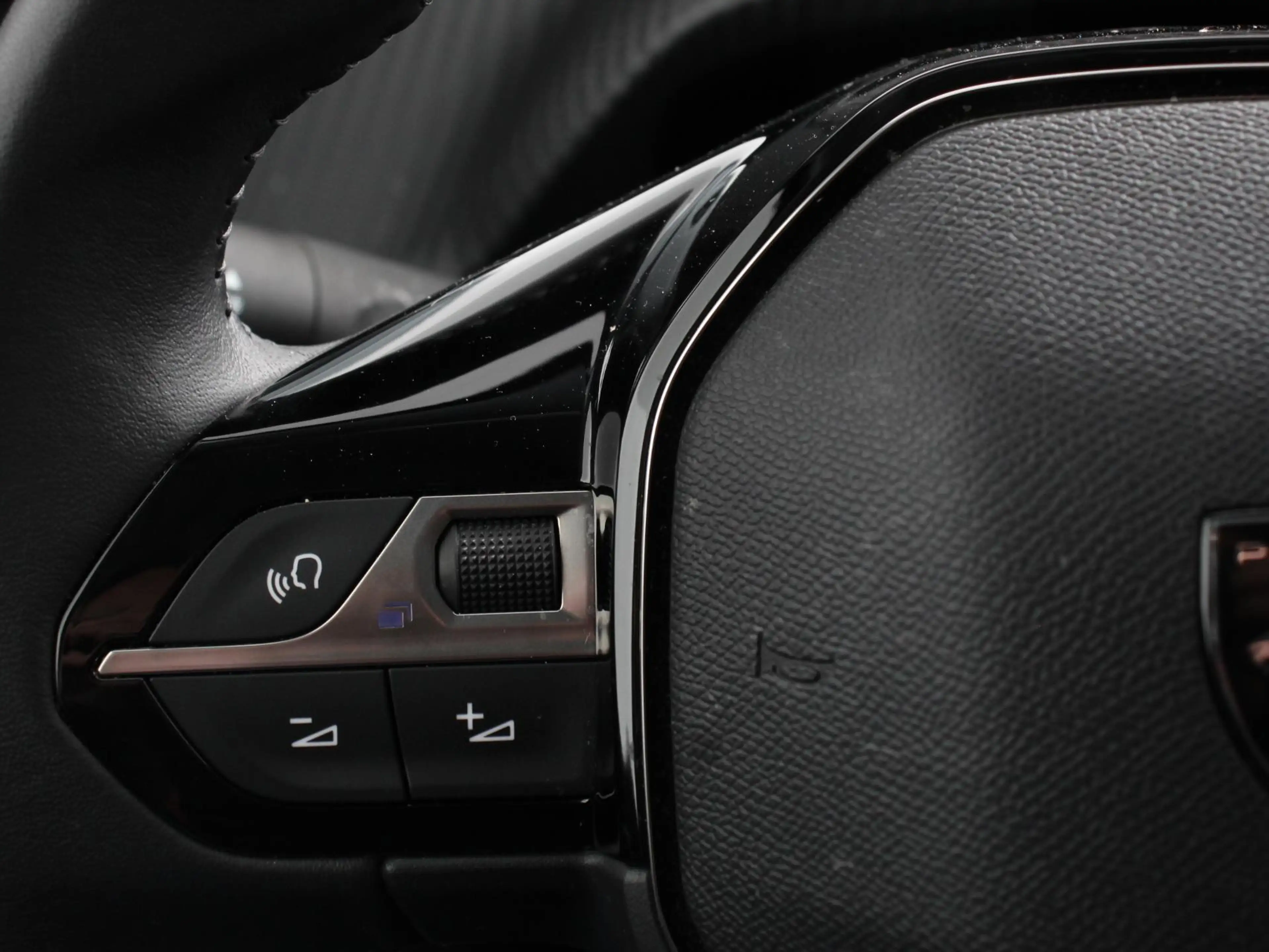 Peugeot e-208 EV Active Pack 50 kWh Climate Control Cruise contr — photo 12