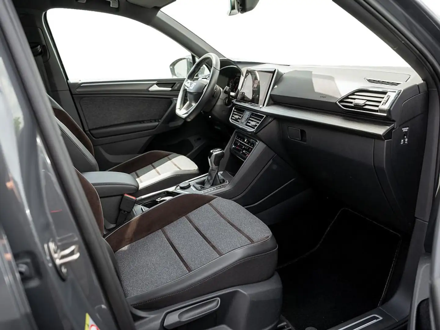 SEAT Tarraco 2.0 TDI Xcellence 4Drive DSG AHK NAVI Grau - 2
