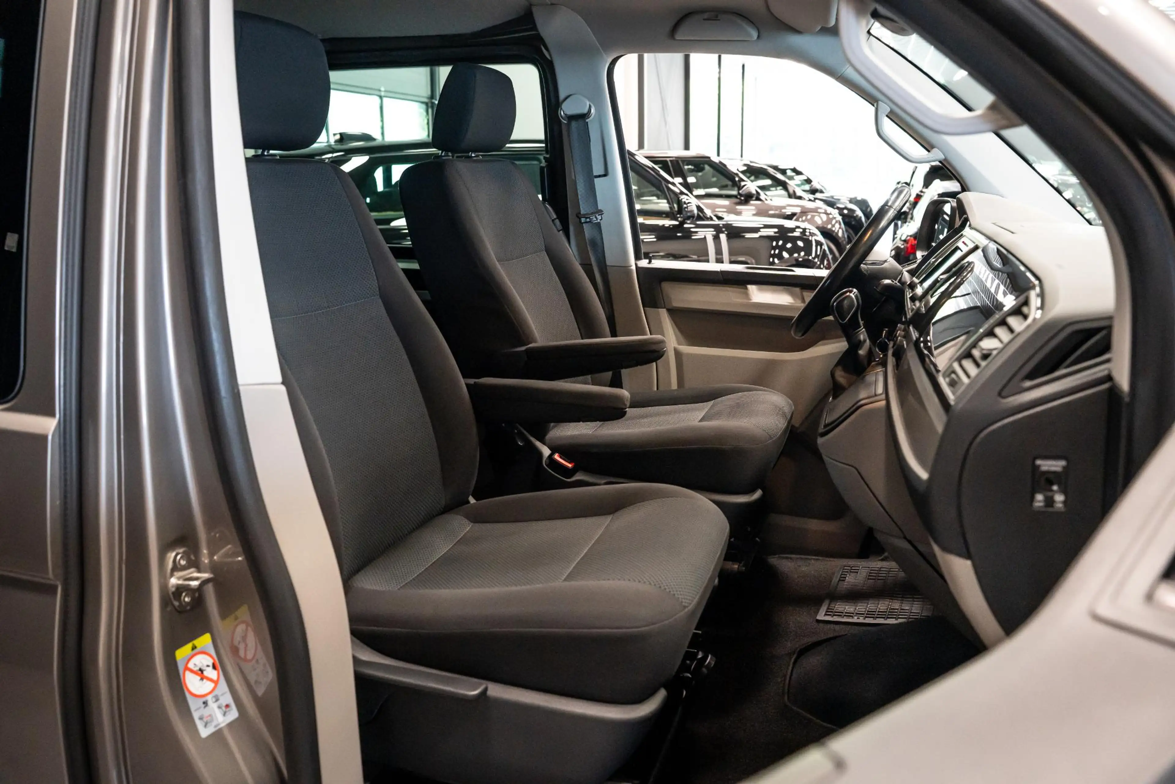 Volkswagen Transporter 2.0 TDI L2H1 DC Highline *Grijs kenteken / Luchtve — photo 18