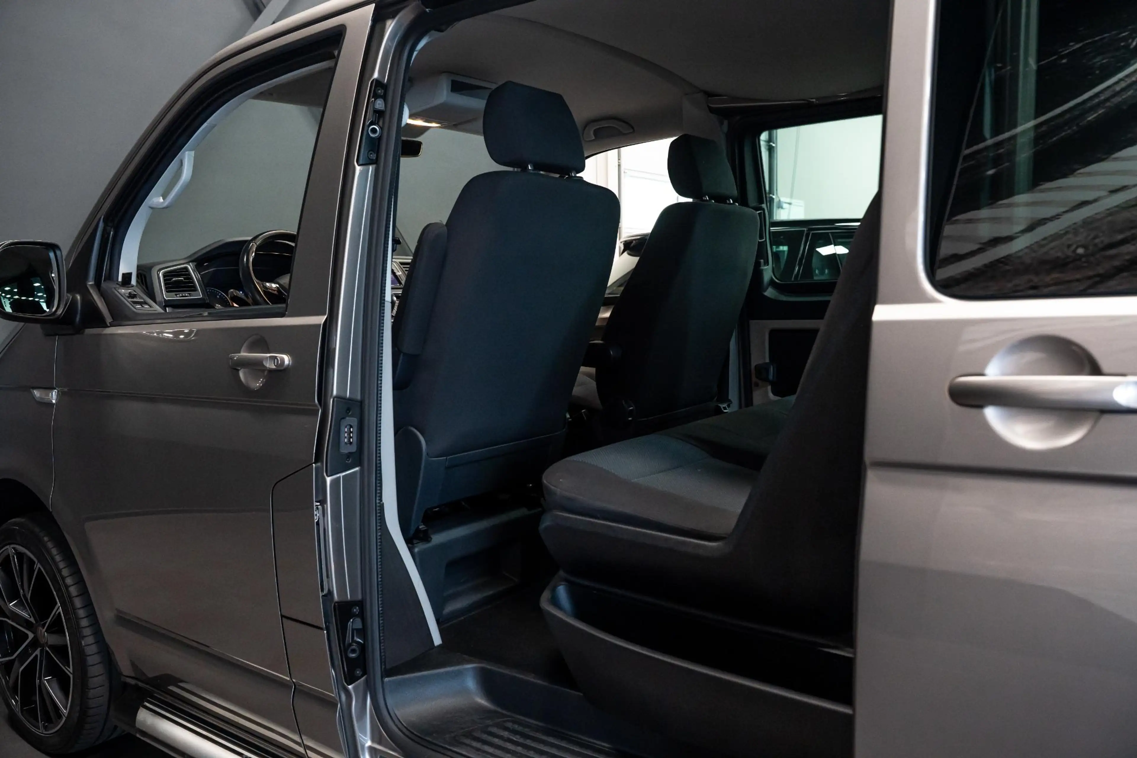 Volkswagen Transporter 2.0 TDI L2H1 DC Highline *Grijs kenteken / Luchtve — photo 23