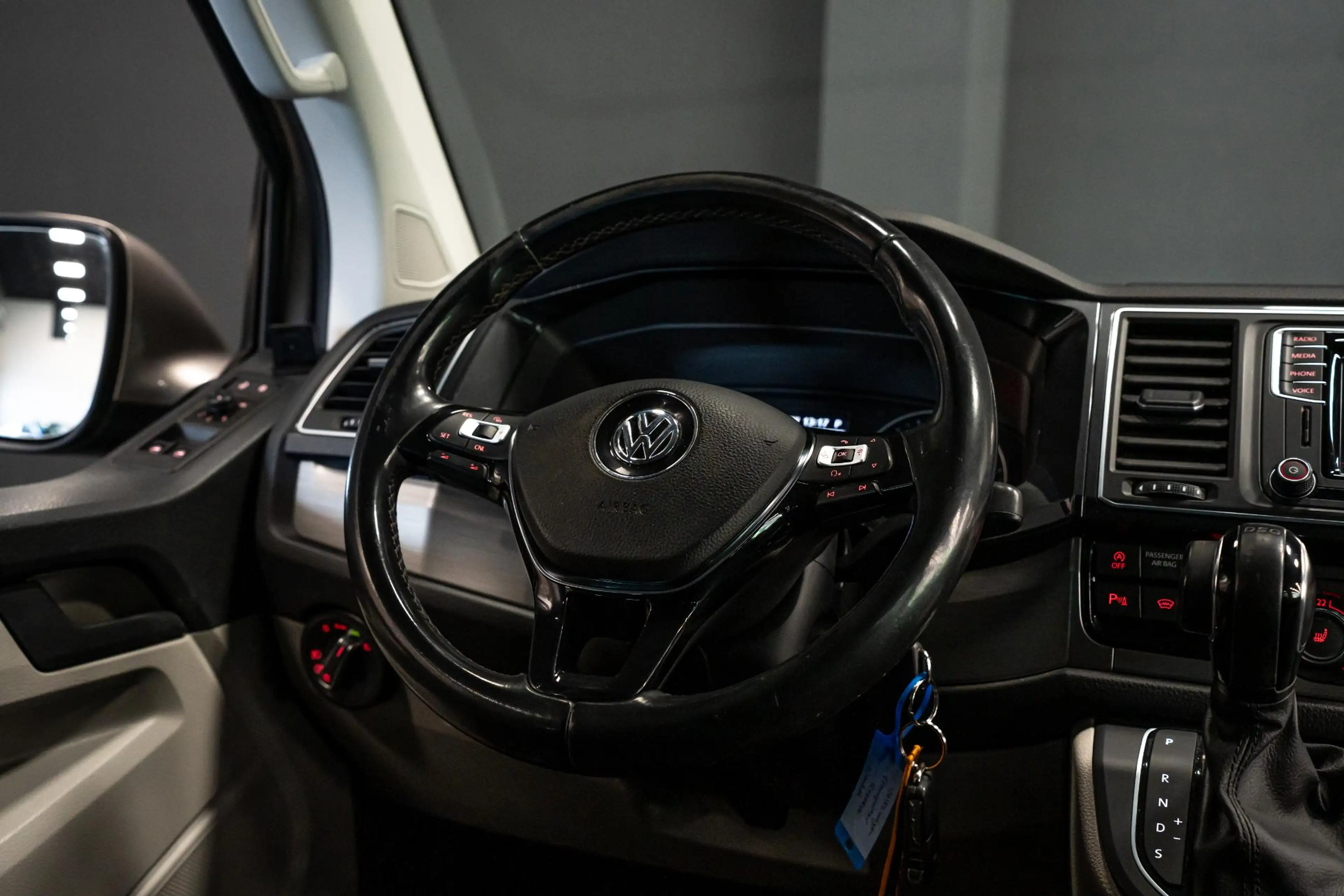 Volkswagen Transporter 2.0 TDI L2H1 DC Highline *Grijs kenteken / Luchtve — photo 32