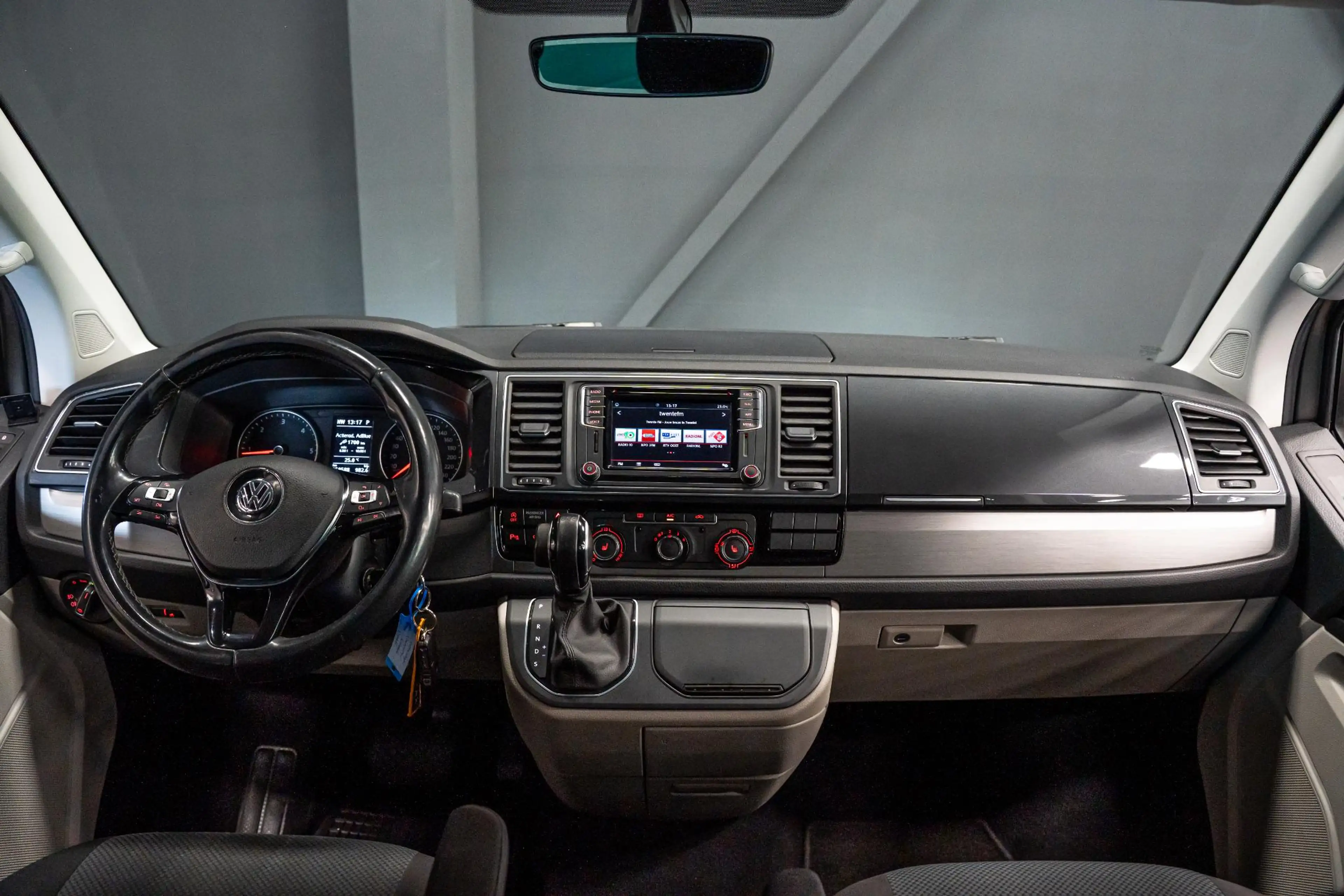 Volkswagen Transporter 2.0 TDI L2H1 DC Highline *Grijs kenteken / Luchtve — photo 30