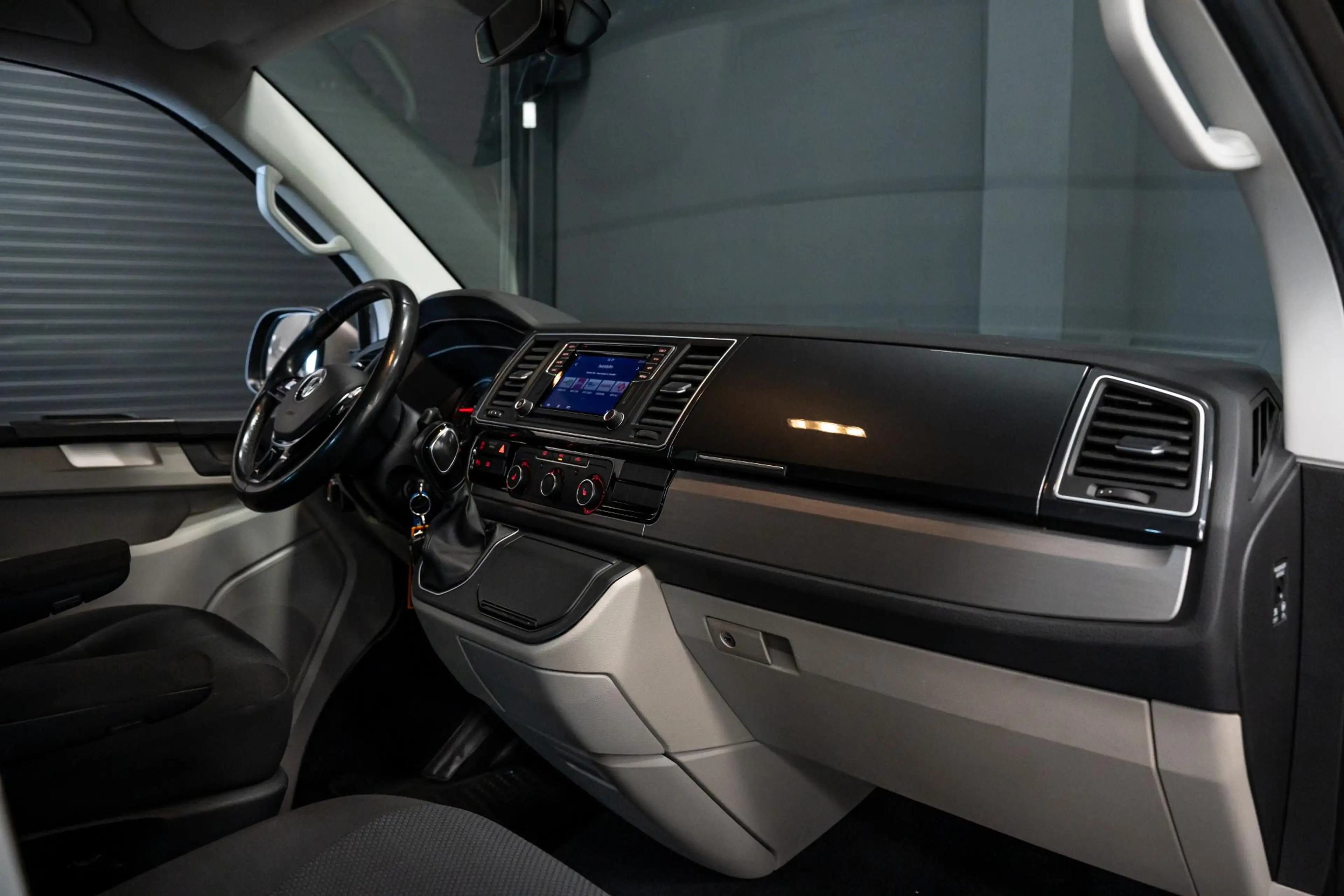 Volkswagen Transporter 2.0 TDI L2H1 DC Highline *Grijs kenteken / Luchtve — photo 27