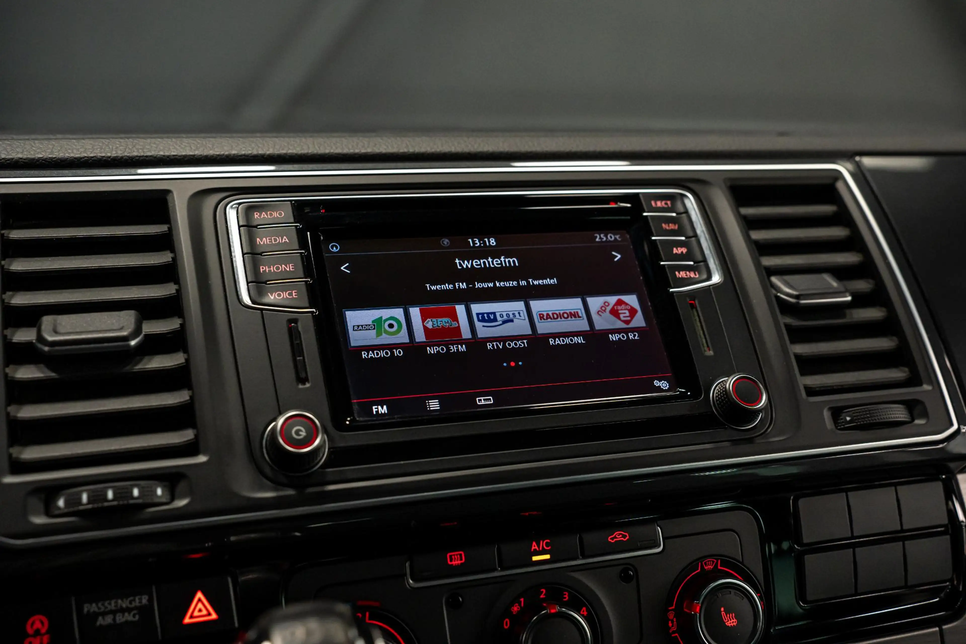 Volkswagen Transporter 2.0 TDI L2H1 DC Highline *Grijs kenteken / Luchtve — photo 24