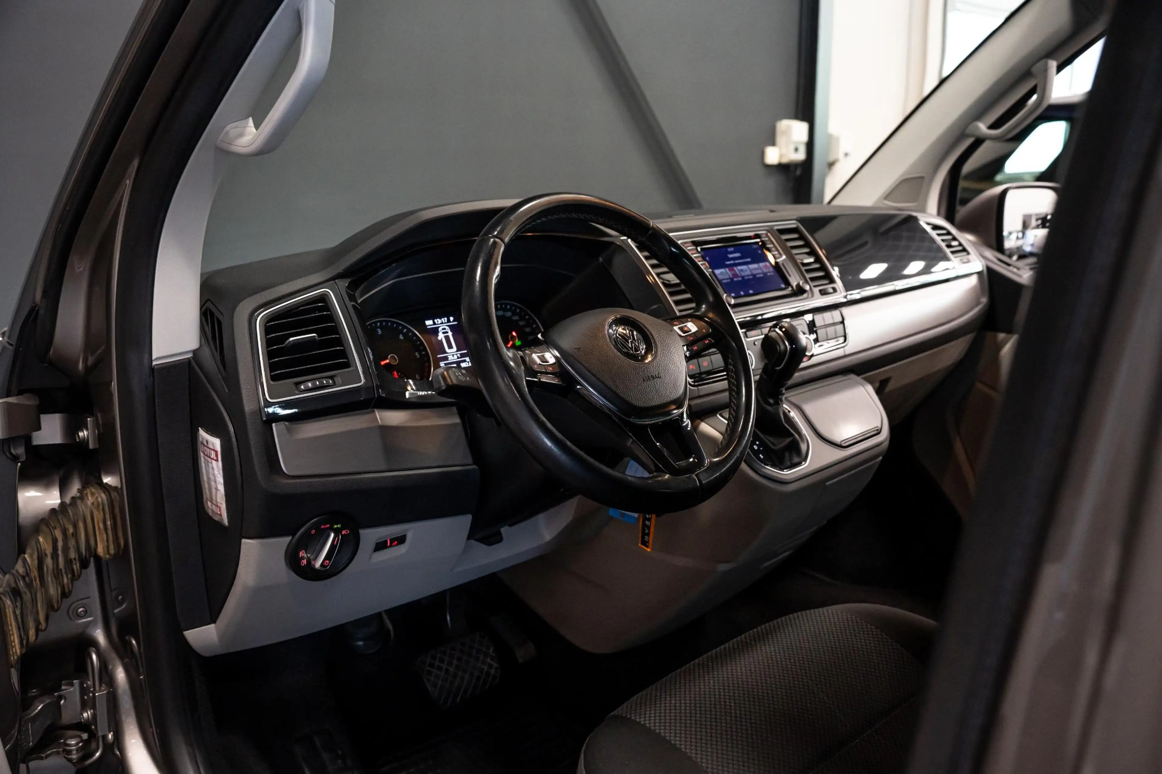 Volkswagen Transporter 2.0 TDI L2H1 DC Highline *Grijs kenteken / Luchtve — photo 20
