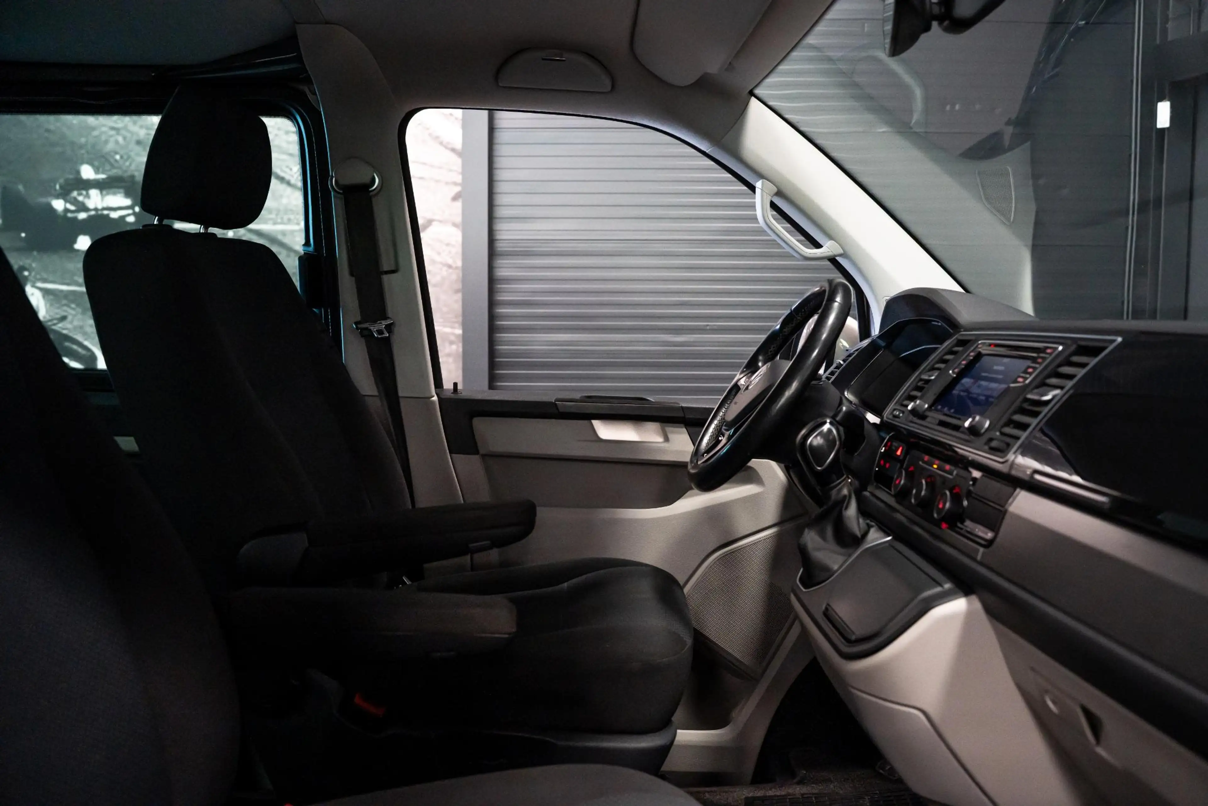 Volkswagen Transporter 2.0 TDI L2H1 DC Highline *Grijs kenteken / Luchtve — photo 25
