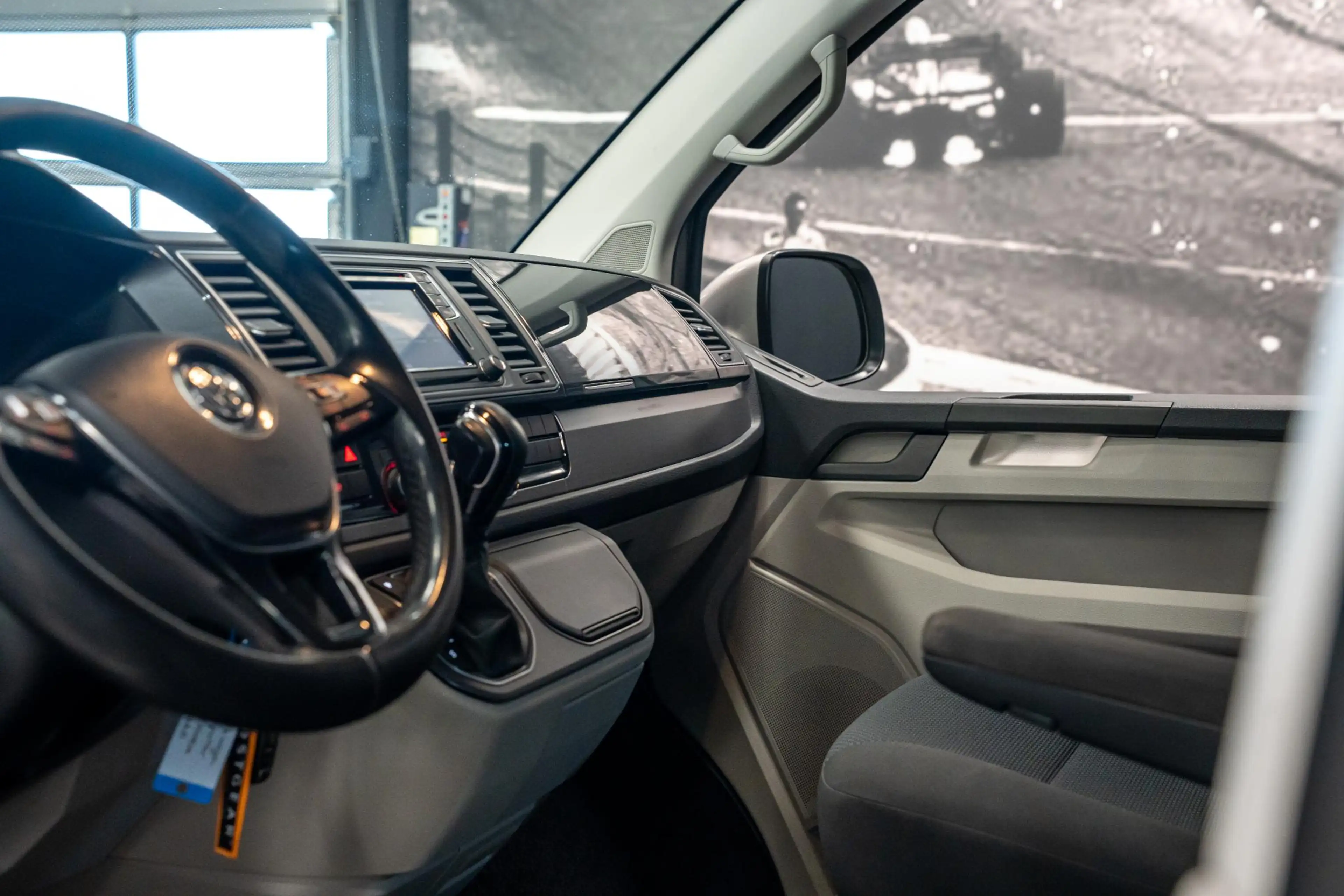 Volkswagen Transporter 2.0 TDI L2H1 DC Highline *Grijs kenteken / Luchtve — photo 3