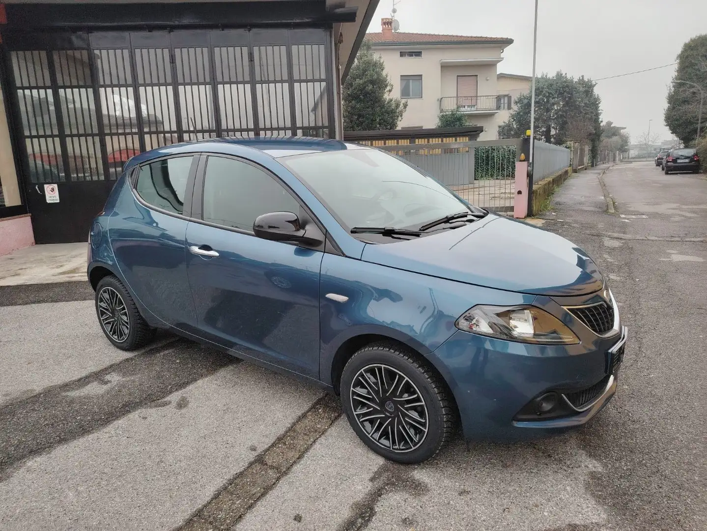 Lancia Ypsilon 1.0 FIREFLY HYBRID GOLD 5P 70CV. "OK NEOPATENTATI" Bleu - 1