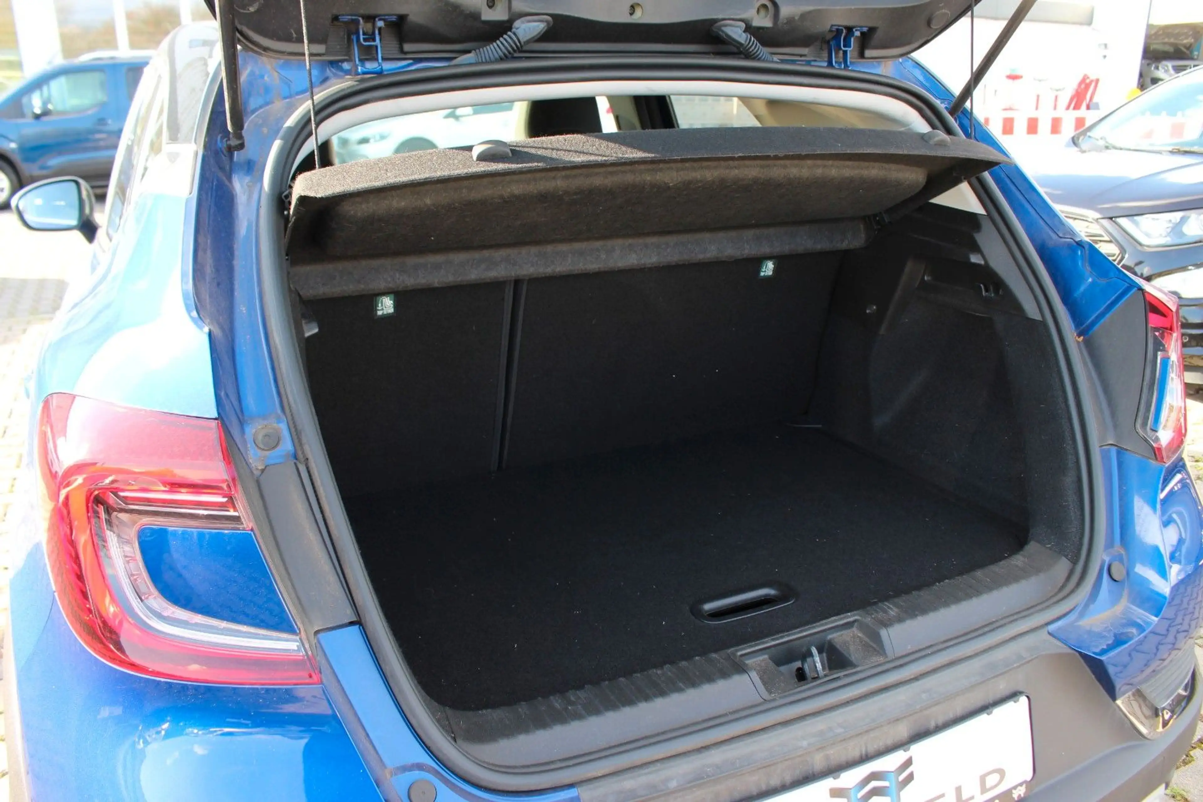 Renault Captur NAVI/SHZ/BT/PDC/RCAM/KLIMA/PANO — photo 8