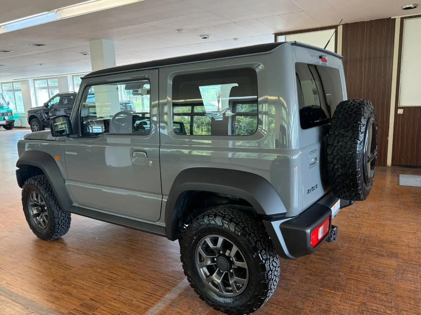 Suzuki Jimny 1.5 ALLGRIP Comfort PLUS HÖHERLEGUNG  MWST Grau - 2