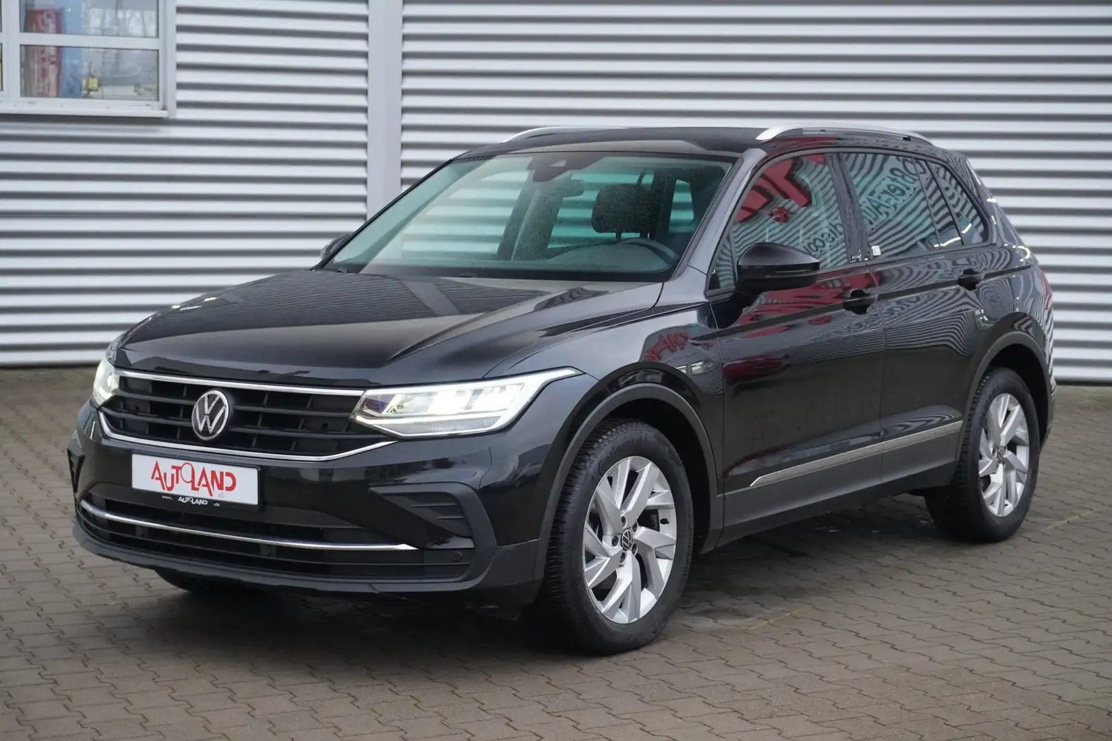 Volkswagen Tiguan 1.5 TSI Active LED ACC Navi Kamera DAB Schwarz - 2