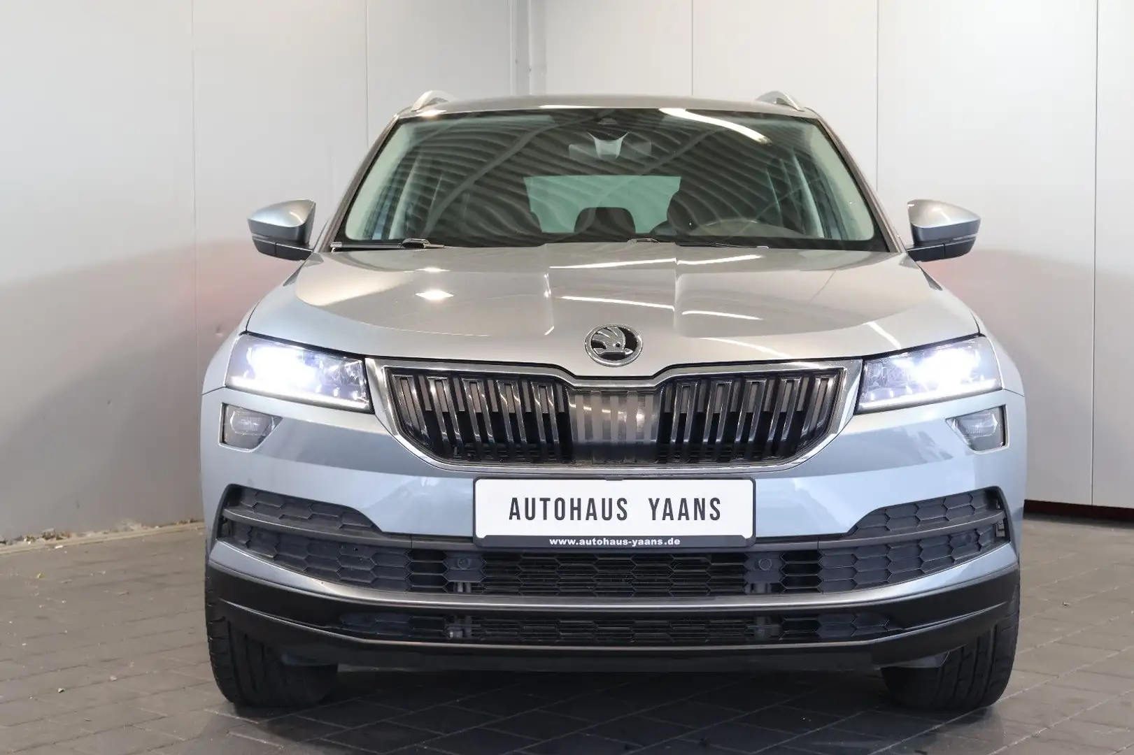 Skoda Karoq Drive 2.0 TDI DSG 125 4x4 AID+KEY+KAM+AHK Grau - 2