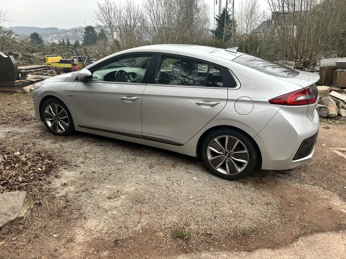 Hyundai IONIQ Premium Hybrid Grau - 2