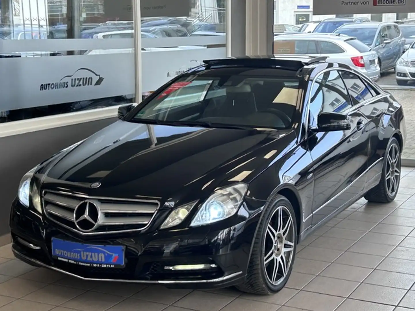 Mercedes-Benz E 350 CDI BlueEff Autom Klima Leder Panoramadach Schwarz - 1