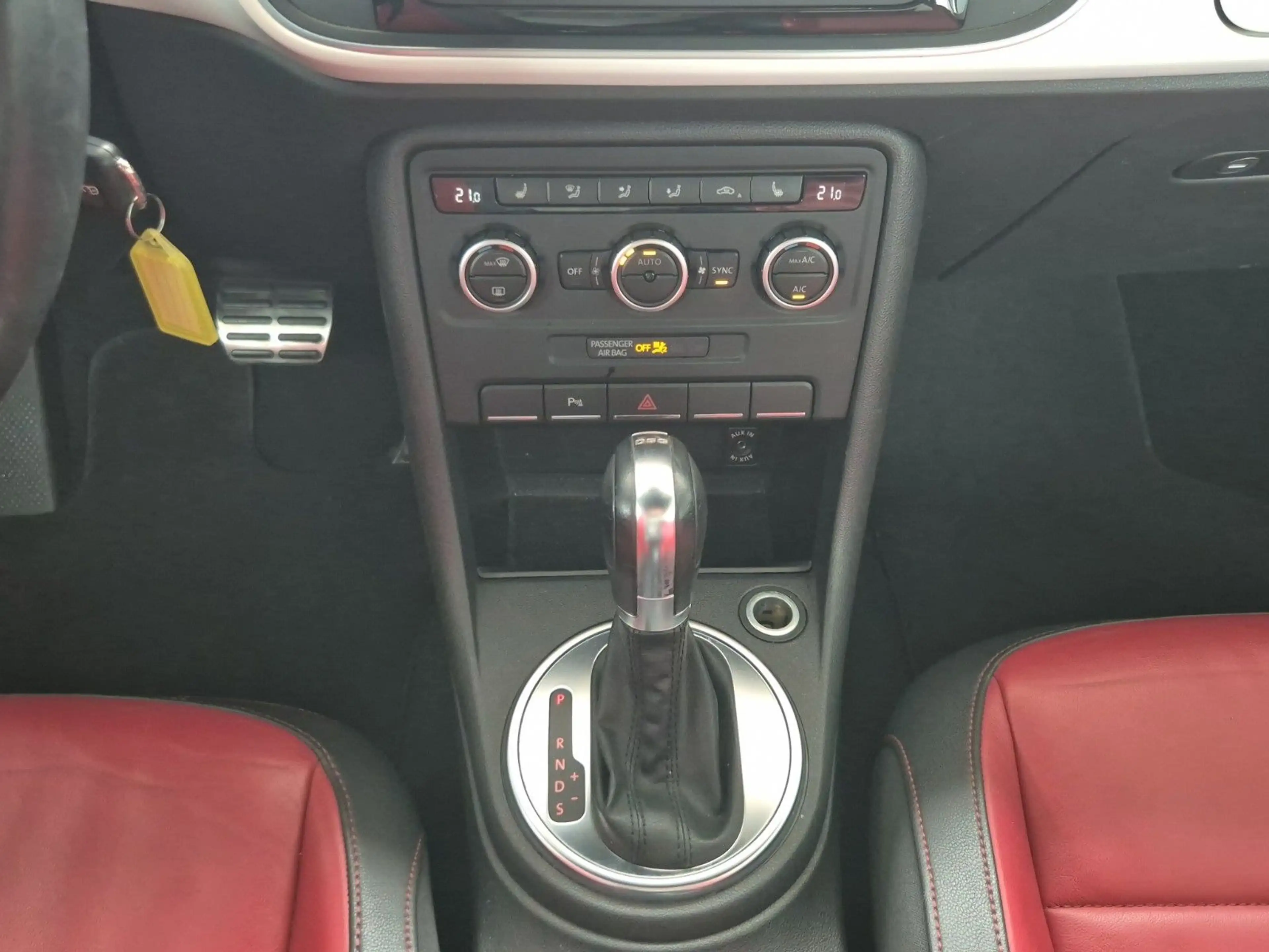 Volkswagen Beetle Cabrio 60´s Sport Fender Leder Xenon SHZ — photo 15