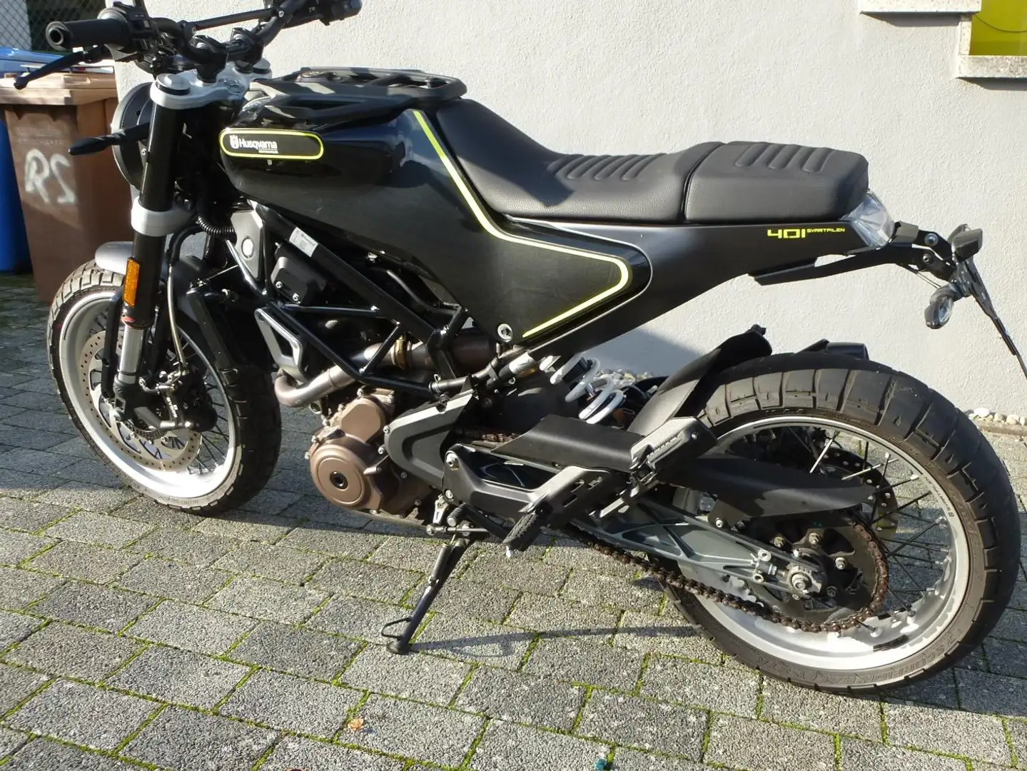 Husqvarna Svartpilen 401,Scrampler aus 2.Hand,Kurzes Heck,Herbstangebot Schwarz - 2