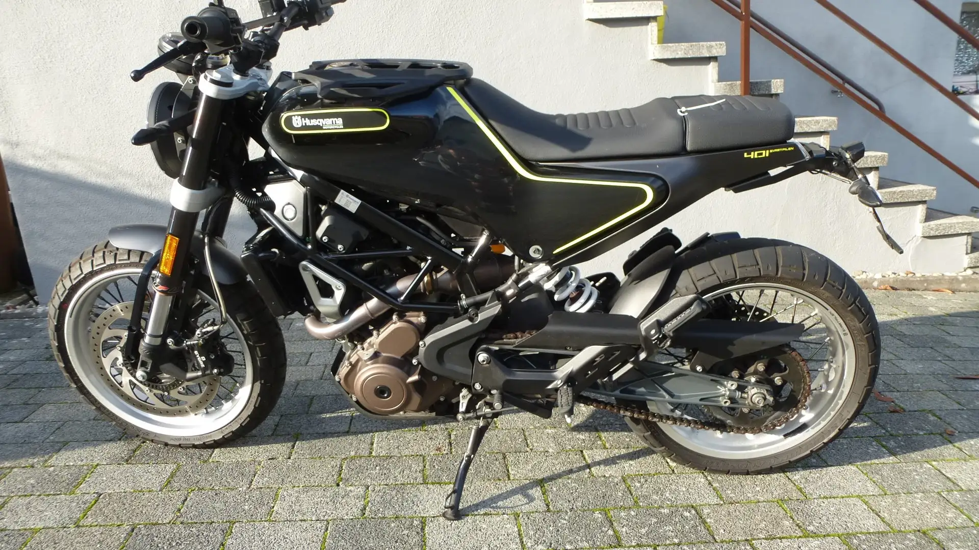 Husqvarna Svartpilen 401,Scrampler aus 2.Hand,Kurzes Heck,Herbstangebot Schwarz - 1